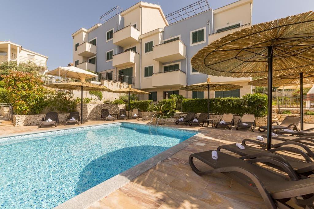 Seaesta Apartment Pool And Beach Slatine Ngoại thất bức ảnh