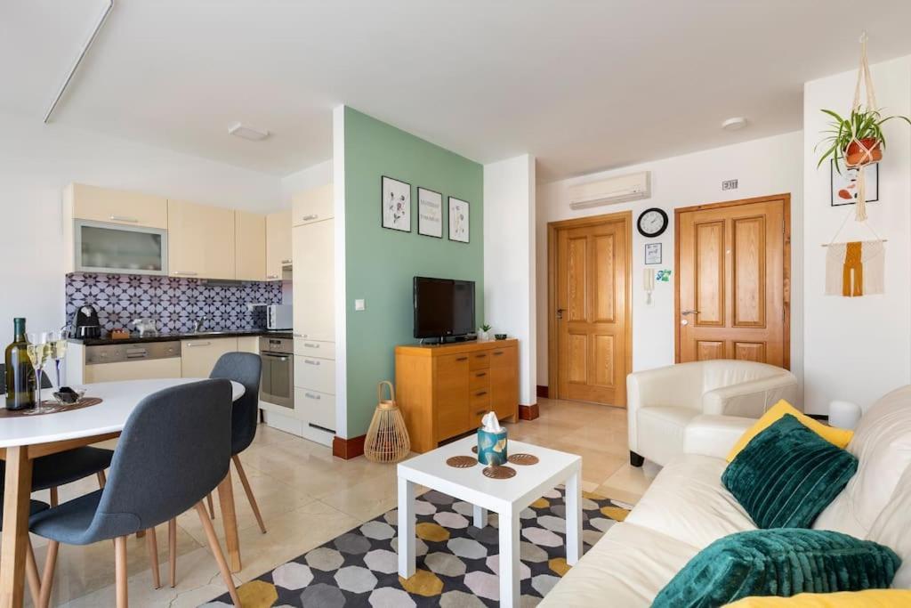 Seaesta Apartment Pool And Beach Slatine Ngoại thất bức ảnh