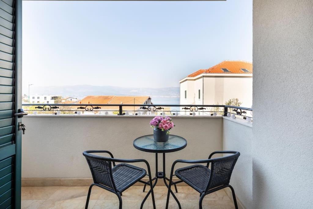 Seaesta Apartment Pool And Beach Slatine Ngoại thất bức ảnh