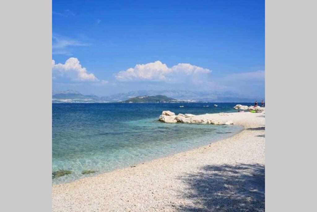 Seaesta Apartment Pool And Beach Slatine Ngoại thất bức ảnh
