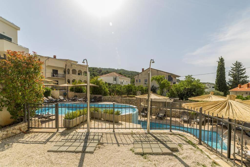 Seaesta Apartment Pool And Beach Slatine Ngoại thất bức ảnh