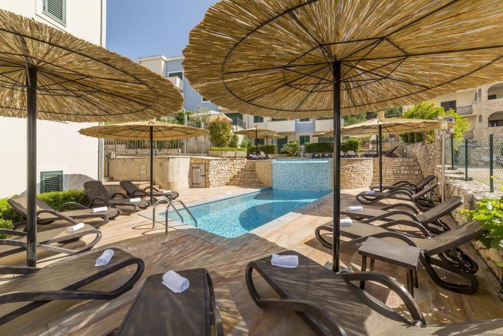 Seaesta Apartment Pool And Beach Slatine Ngoại thất bức ảnh